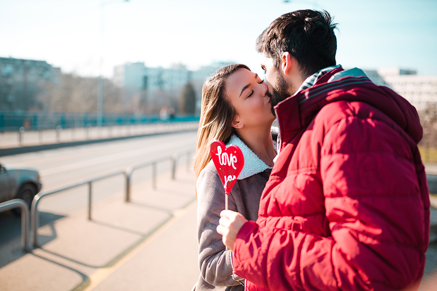 couple s'embrassant au premier rendez-vous