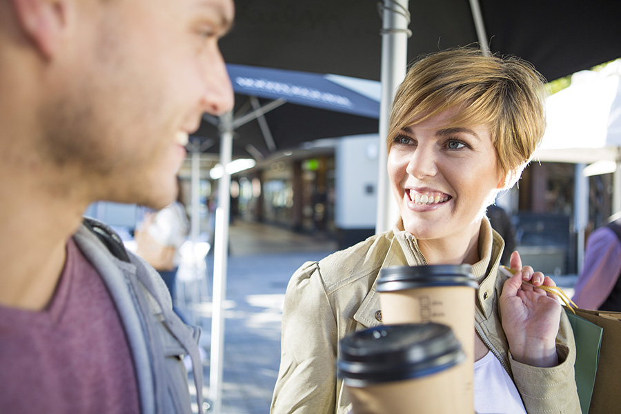 couple prenant un café lors d'une rencontre