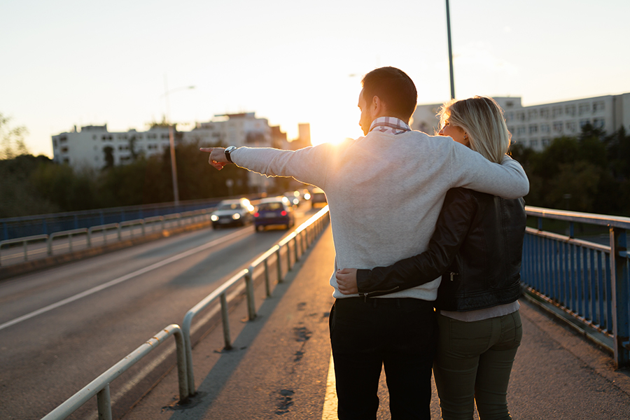 couple se rencontrant à pari