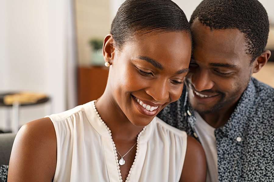 couple qui s'embrasse