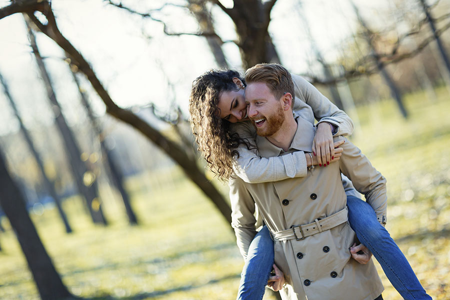 <p>
couple datant et riant dans la nature 

<br></p>